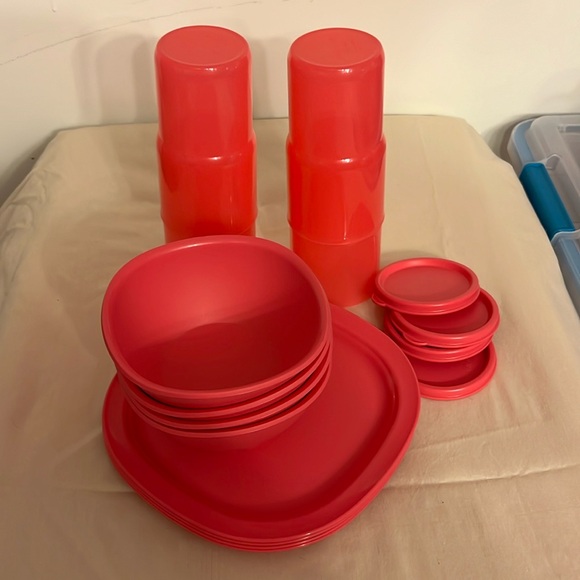 Tupperware Other - NEW Tupperware 16 piece set